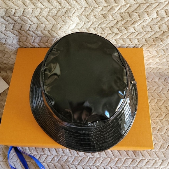 Louis Vuitton Rainy Day Bob Hat Louis Vuitton Water Proof Monogram Patch Medium - Picture 5 of 12